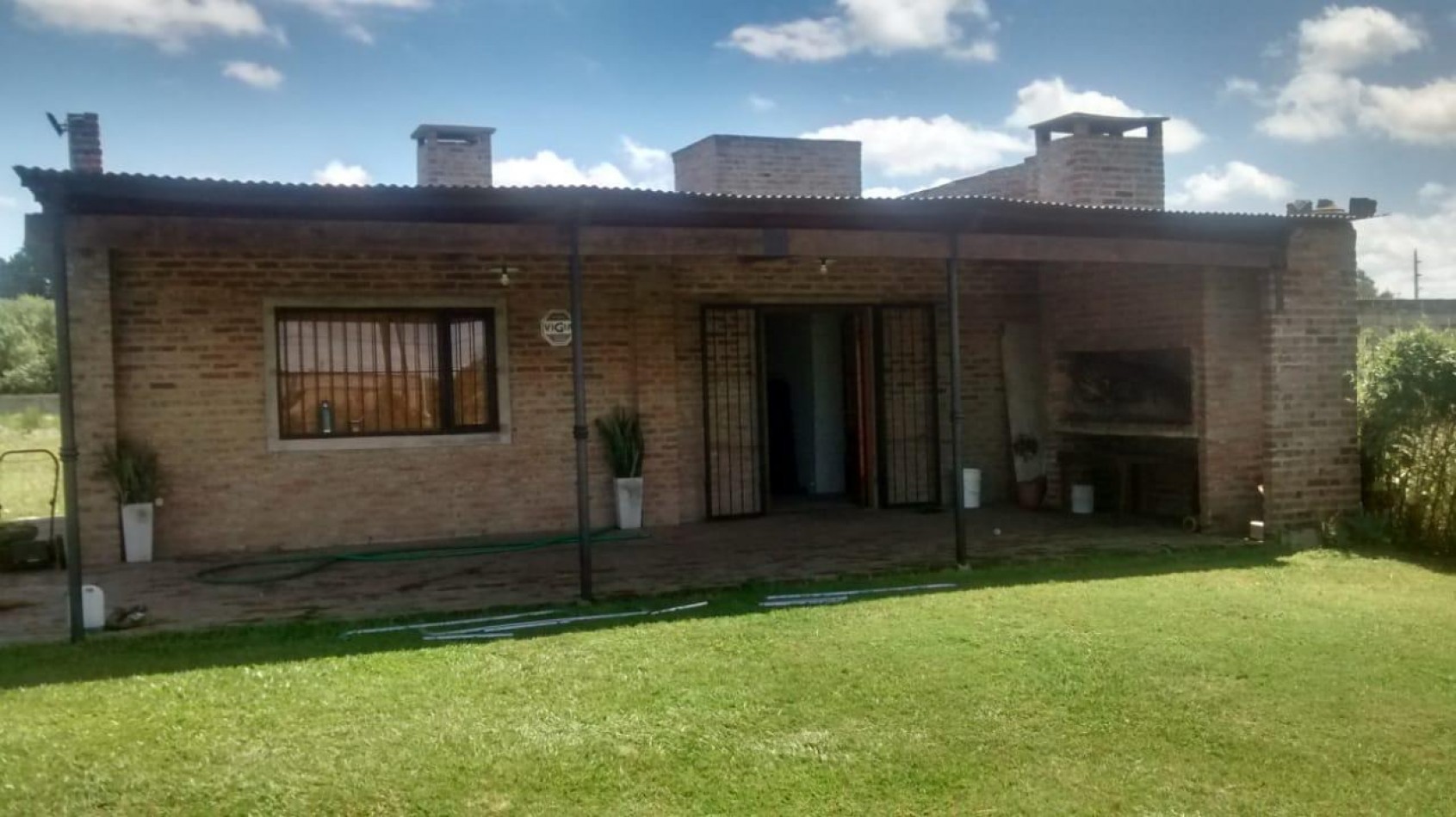 1600 m2. Parquizados. Piscina. Casa con cocina comedor, habitacion, baño,1 galeria con churrasquero.