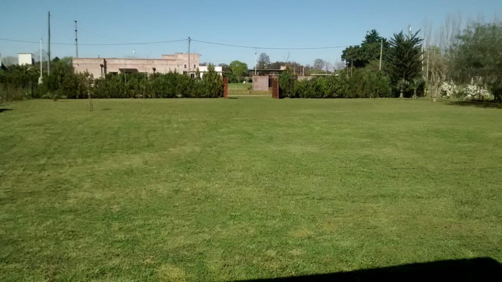 1600 m2. Parquizados. Piscina. Casa con cocina comedor, habitacion, baño,1 galeria con churrasquero.