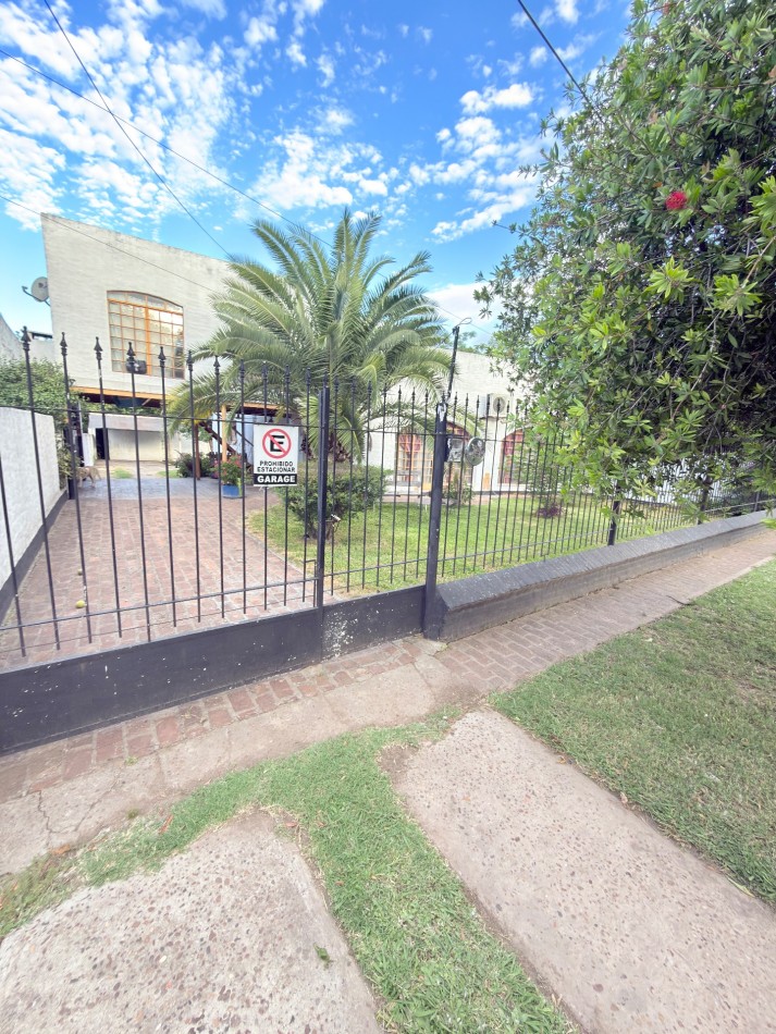 Casa sobre Av. Peron